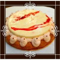 פנטזייה - מוס שוקולד לבן מזוגג על סבלה ברטון פריך.