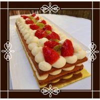 דאבל טארט - פריך שקדים, קרם פטיסייר מוקצף, תות שדה וקיווי.